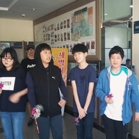 어버이날 카네이션 달아드리기